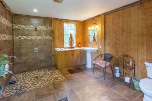 een badkamer met douche, wastafel en toilet bij Summerset Ridge - 100 Acre Reserve, River Access, and Endless Adventure! in Cullowhee
