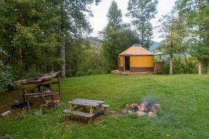 een prieel met een picknicktafel en een kampvuur bij Summerset Ridge - 100 Acre Reserve, River Access, and Endless Adventure! in Cullowhee +9 foto's