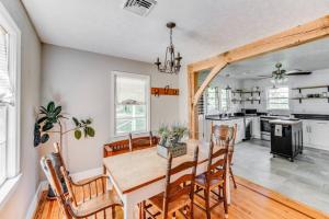 een keuken en eetkamer met een houten tafel en stoelen bij Redwing Farm Cottage - Mountain Views and Firepit! in Goode