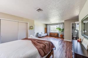 een slaapkamer met een bed en een woonkamer bij Redwing Farm Cottage - Mountain Views and Firepit! in Goode