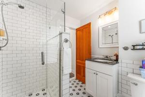 Ένα μπάνιο στο Coates Townhome 3BR Historic Home Near Mystic Seaport +23 φωτογραφίες