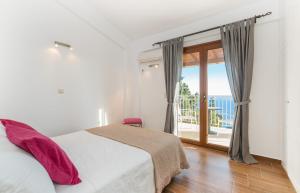 ein Schlafzimmer mit einem Bett und einem großen Fenster in der Unterkunft Avlaki Bay House in Arvanitakaíïka