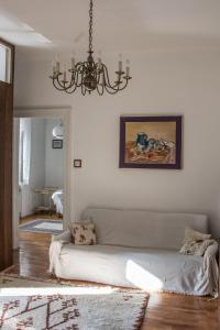 sala de estar con sofá y lámpara de araña en Apartment Lavanda 1 - Zagreb en Zagreb