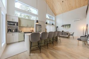 Кухня или мини-кухня в Ivoire - Modern Getaway in Shannon - Spa & Pool Table
