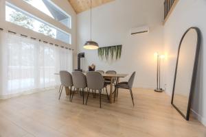 Гостиная зона в Ivoire - Modern Getaway in Shannon - Spa & Pool Table +32 фотографии