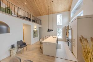 Гостиная зона в Ivoire - Modern Getaway in Shannon - Spa & Pool Table