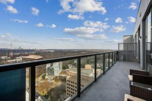 un balcone con vista sulla città di Midtown Penthouse 2 bdrm ad Atlanta