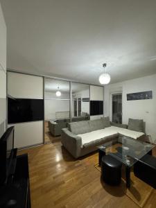 Et tv og/eller underholdning på Cozy Apartment Near Center & Malls