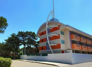 a building with a geometric design on the side at Residence Silver Sail in Bibione