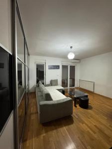 Et opholdsområde på Cozy Apartment Near Center & Malls