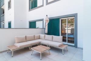 een woonkamer met een bank en een tafel bij GuestReady - The perfect hideout in Caniço in Caniço