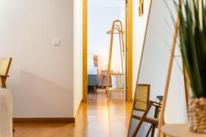 een kamer met een hal met stoelen en een tafel bij GuestReady - The perfect hideout in Caniço in Caniço +20 foto's