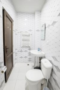 Un baño de Old Yerevan Inn 55 fotos más