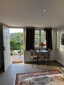 una sala da pranzo con un tavolo e una giraffa attraverso la finestra di Suites da Dani ad Areal