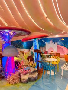 Flamingos Hải Tiến -view biển في Gò Ba Quần: غرفة بأثاث ملون وحوض أسماك