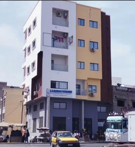 El edificio en el que está el departamento