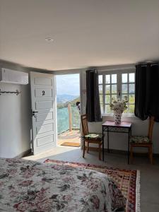 una camera con letto e porta con vista di Suites da Dani ad Areal Altre 4 foto