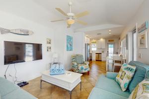 een woonkamer met een bank en een tafel bij Sea's The Day in Anna Maria