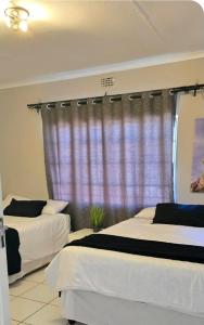 Ένα ή περισσότερα κρεβάτια σε δωμάτιο στο Vaal Home near Aquadome +13 φωτογραφίες