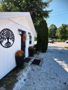 un edificio bianco con una corona sulla porta di Parkview Boho Cottage 5 - Cedar Serenity a Leamington