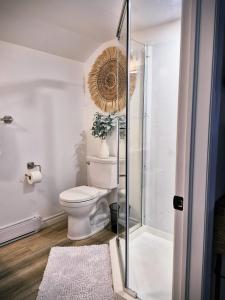 un bagno con wc e doccia di Parkview Boho Cottage 5 - Cedar Serenity a Leamington Altre 15 foto