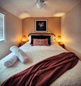 una camera da letto con un letto grande con due lampade di Parkview Boho Cottage 5 - Cedar Serenity a Leamington