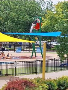 un parco acquatico con scivolo d'acqua di Parkview Boho Cottage 5 - Cedar Serenity a Leamington