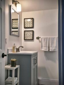 un bagno con lavandino e specchio di Parkview Boho Cottage 5 - Cedar Serenity a Leamington