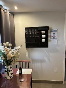 a table with a vase of flowers on a wall at Suites da Dani in Areal