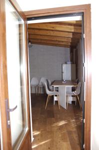 Refugio tranquilo cerca de las piscinas في كانديليدا: غرفة طعام بها طاولة وكراسي ونافذة +3 صور