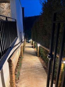 a sidewalk with lights on the side of a building at Suites da Dani in Areal