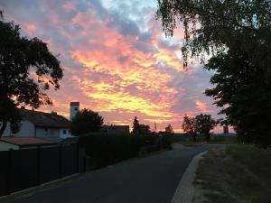 Η ανατολή ή δύση του ηλίου όπως φαίνεται από αυτό το διαμέρισμα ή από εκεί κοντά