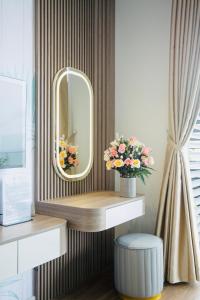 Flamingos Hải Tiến -view biển في Gò Ba Quần: طاولة تزيين مع مرآة و إناء من الزهور +19 صورة