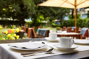 Un restaurante o sitio para comer en Steinenschanze Charming City & Garden Hotel