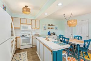 Η κουζίνα ή μικρή κουζίνα στο SC1406 - "Beachy" Keen +27 φωτογραφίες