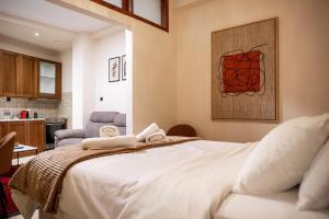 Postel nebo postele na pokoji v ubytování Tollmere Hospitality Ηχώ