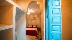 een hal met een bed in een kamer met een deur bij riad Orazur in Marrakesh