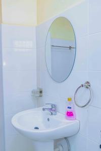 Koupelna v ubytování Ebony 1br Nanyuki town + 22 fotografií