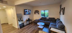 TV a/nebo společenská místnost v ubytování Amazing 2Bdr