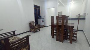 Habitación con escritorio y sillas. en APV Home, en Trincomalee 16 fotos más