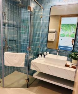 Flamingos Hải Tiến -view biển في Gò Ba Quần: حمام مزود بحوض ومِرآة