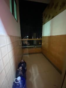 ein Raum mit drei blauen Töpfen an der Wand in der Unterkunft Syed Apartment 302 in Islamabad