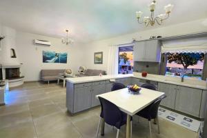 Гостиная зона в Villa Thalassa next to the beach