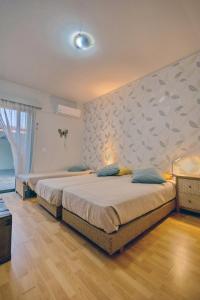 Кровать или кровати в номере Villa Thalassa next to the beach