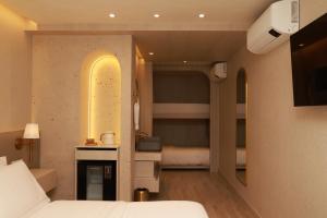 een slaapkamer met een bed en een kamer met een stapelbed bij VPV Suites & Casino in Medellín