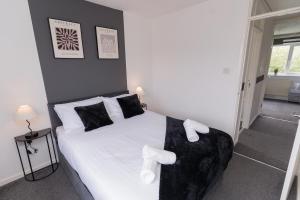 a bedroom with a bed with white towels on it at Contractors-Relocation-Free Parking-M5 Junction2 in Oldbury