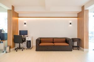 a living room with a couch and a desk at Sirius Beach Hotel in Natal
