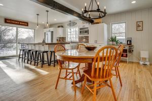 Кухня или мини-кухня в Scandia Nordic-Themed Retreat on 80 Acres with Sauna
