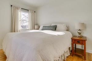 Кровать или кровати в номере Scandia Nordic-Themed Retreat on 80 Acres with Sauna