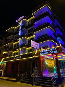 Un edificio con luces azules en el costado. en Cemal Bey Hotel, en Alanya